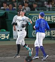 　４回、一ゴロに倒れる佐藤輝（撮影・立川洋一郎）