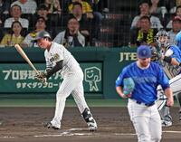 　６回、空振り三振に倒れて悔しがる村上（撮影・立川洋一郎）