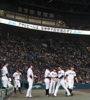 　７回、三者凡退に抑えてベンチに戻る村上（右から３人目）＝撮影・北村雅宏