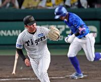 　３回、桑原の打球をつかむ村上（撮影・立川洋一郎）