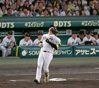 ４回裏阪神１死、中飛に打ち取られ天を仰ぐ阪神・森下翔太＝甲子園（撮影・立川洋一郎）