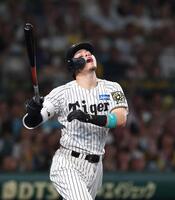 　７回、三飛に倒れる佐藤輝（撮影・北村雅宏）