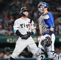 　９回、見逃し三振に倒れる佐藤輝（撮影・田中太一）