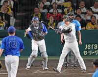 　９回、空振り三振に倒れる大山（撮影・立川洋一郎）
