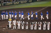 　勝利を喜ぶＤｅＮＡナインを背にスタンドへあいさつする藤川監督ら（撮影・西田忠信）