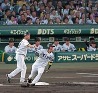 　１回、左前打を放ち二塁をうかがう近本（撮影・立川洋一郎）