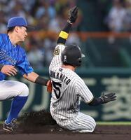　１回、二盗に失敗する近本（撮影・北村雅宏）