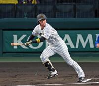 　１回、左前打を放つ近本（撮影・立川洋一郎）