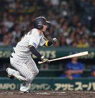 　９回、ゴロを放った近本は、内野安打をもぎ取る（撮影・北村雅宏）