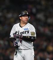 　７回、空振り三振に倒れてベンチに戻る大山（撮影・北村雅宏）