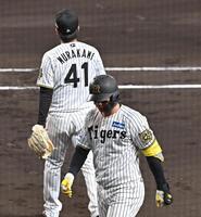 　６回、遊ゴロに倒れベンチに戻る森下（手前）＝撮影・西田忠信