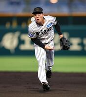 　１回、佐野は、内藤の打球を捕球し一塁に悪送球し失点を許す（撮影・山口登）
