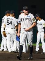 　５回途中、７失点で降板するビーズリー（撮影・山口登）