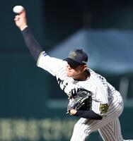 　８回、力投する小川（撮影・山口登）
