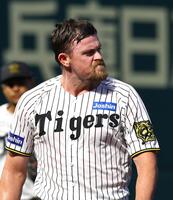 　１回、５失点し厳しい表情でベンチに戻るビーズリー（撮影・山口登）