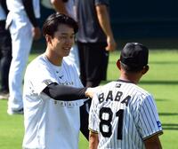 　２軍に合流した小幡（左）＝撮影・山口登