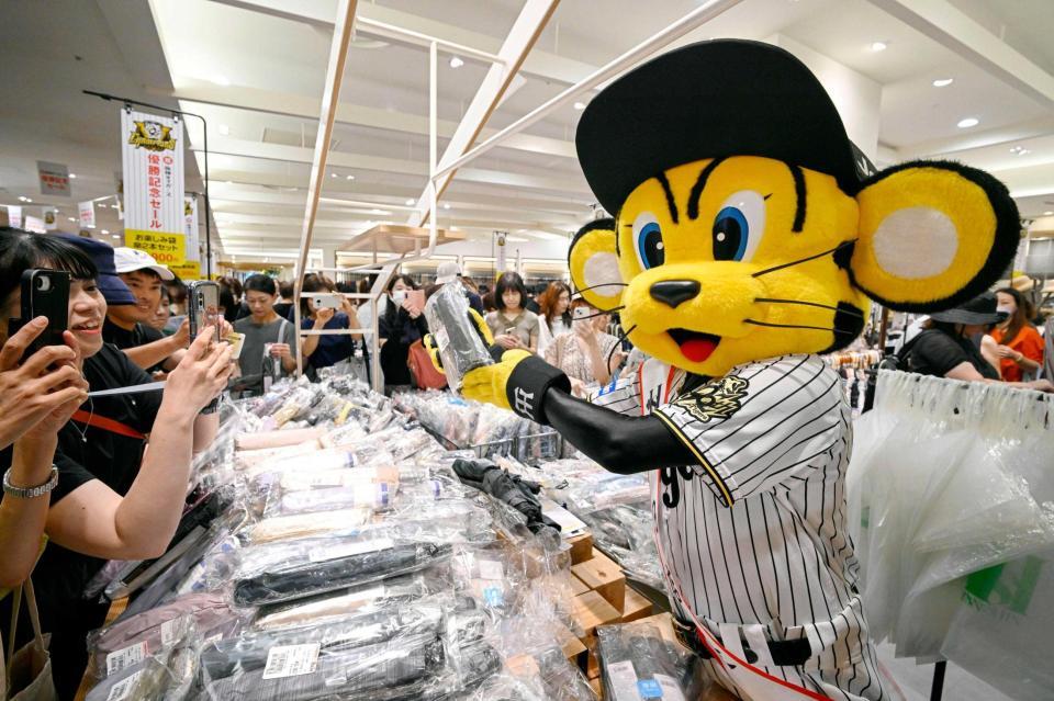 　阪神百貨店梅田本店で始まった「祝　阪神タイガース優勝記念セール」に登場したトラッキー