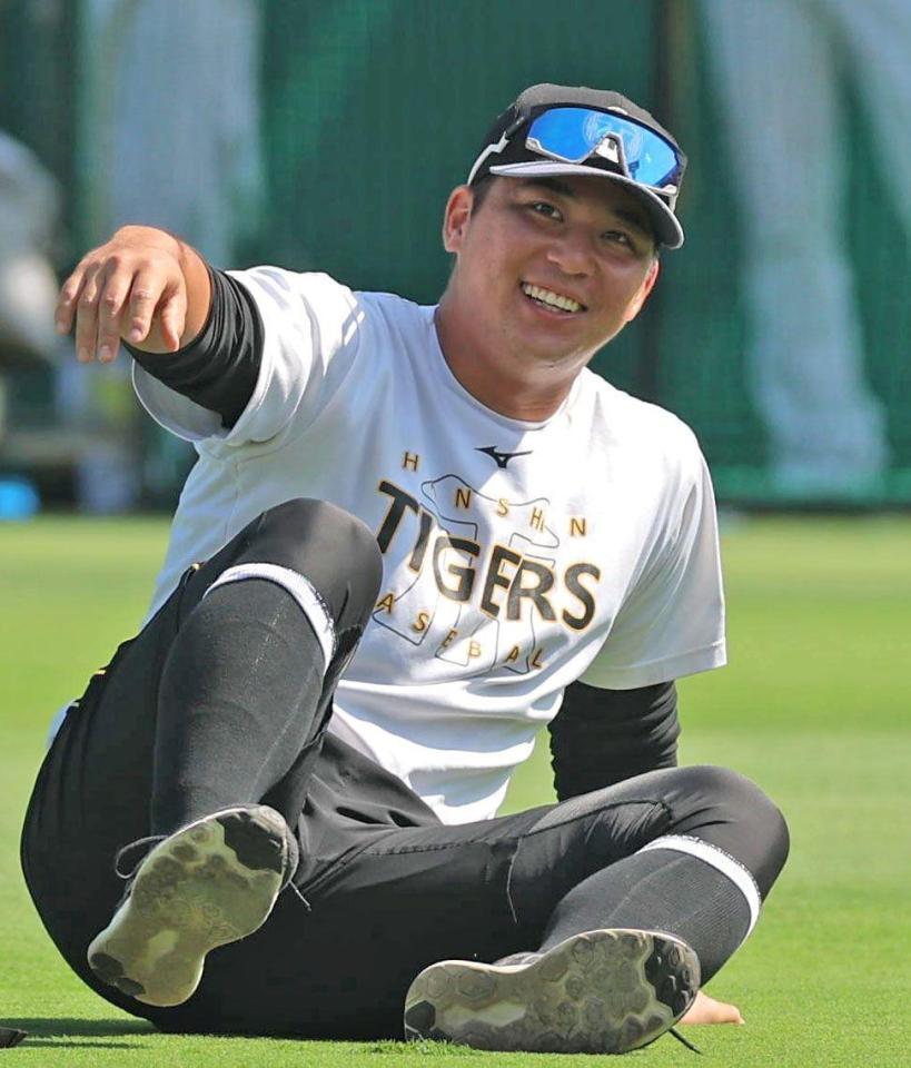 　練習中に笑顔を見せる井坪