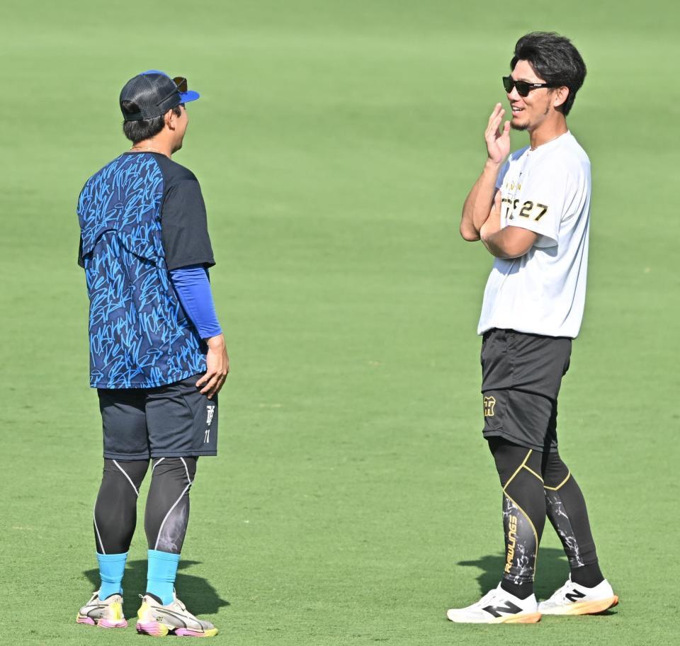 　東（左）と談笑する伊藤将（撮影・西田忠信）