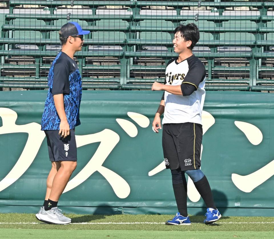 　京田（左）と言葉を交わす畠（撮影・西田忠信）