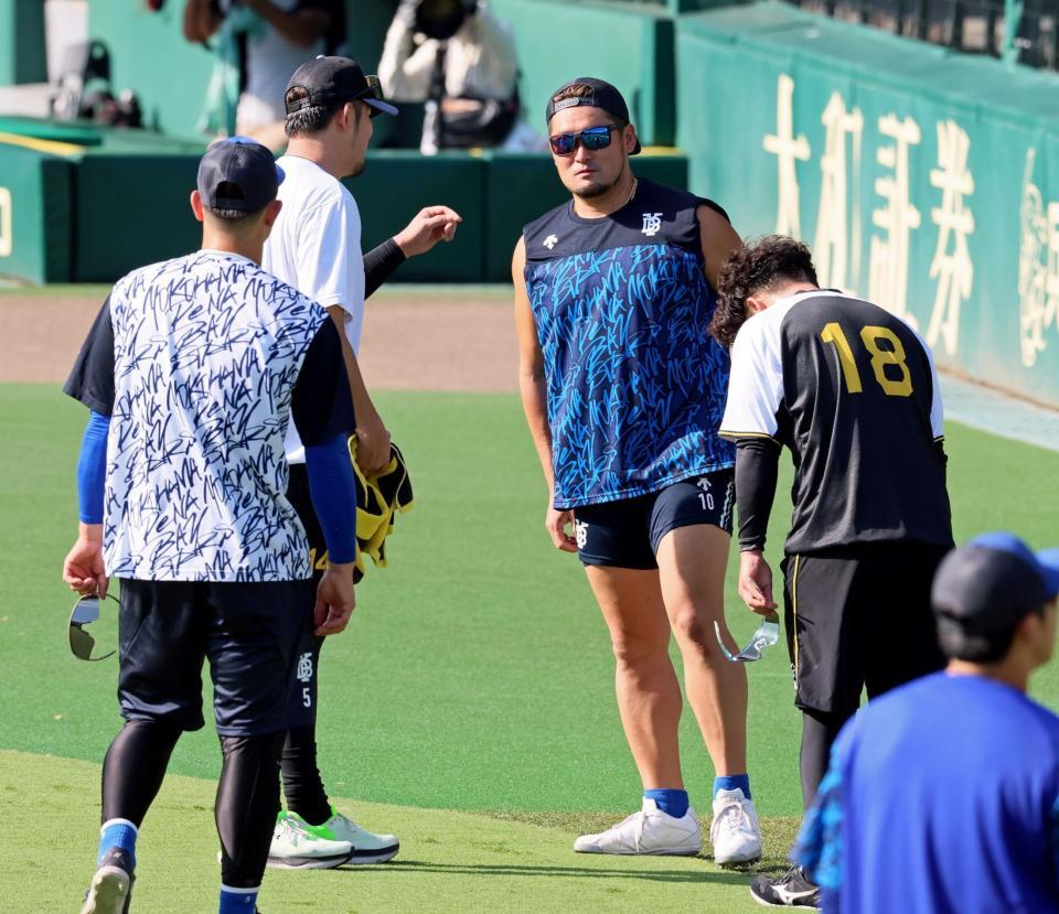 　岩貞（中央左）と話す戸柱（同右）にあいさつする伊原（１８）＝撮影・立川洋一郎