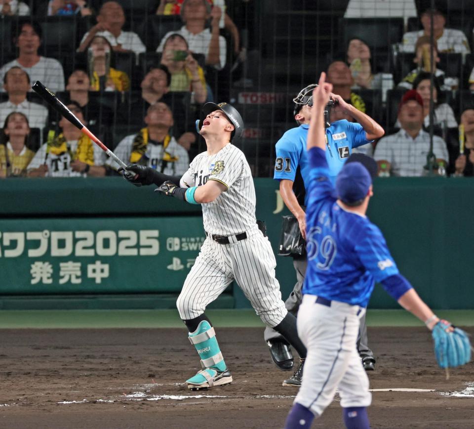 　７回、三邪飛に倒れる佐藤輝（撮影・立川洋一郎）