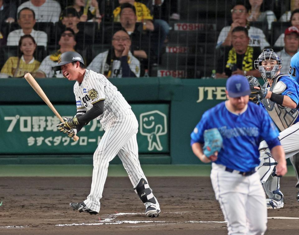 　６回、空振り三振に倒れて悔しがる村上（撮影・立川洋一郎）