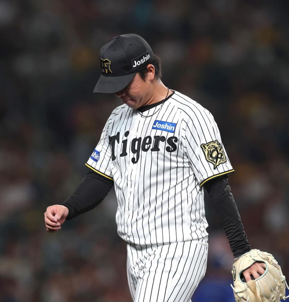 　２回、３点を先制されてイニング間を投げ終えた村上はベンチに戻る（撮影・北村雅宏）