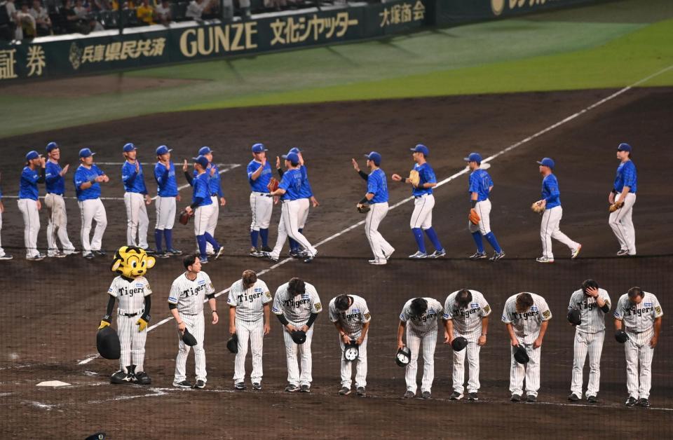 　勝利を喜ぶＤｅＮＡナインを背にスタンドへあいさつする藤川監督ら（撮影・西田忠信）
