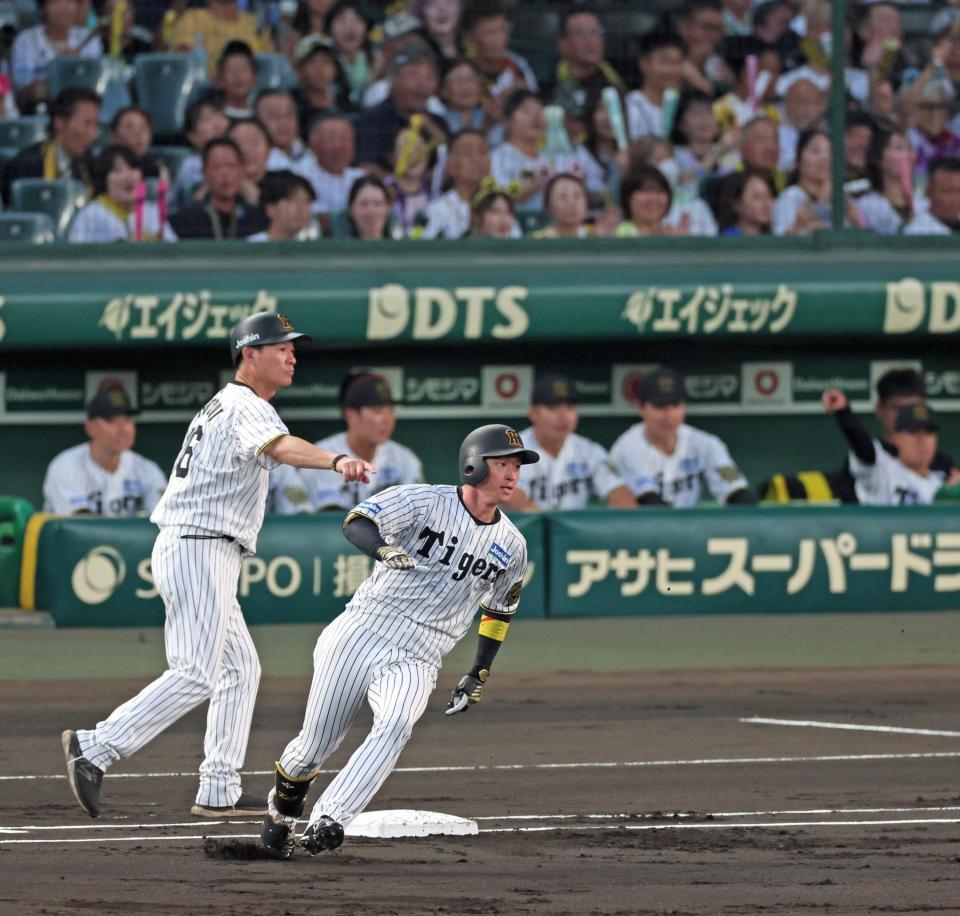 　１回、左前打を放ち二塁をうかがう近本（撮影・立川洋一郎）