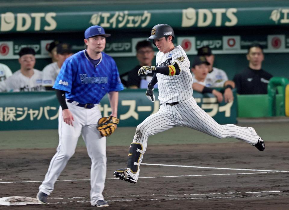 　９回、ピッチャー強襲の安打を放ち一塁へ飛び込む近本（撮影・立川洋一郎）