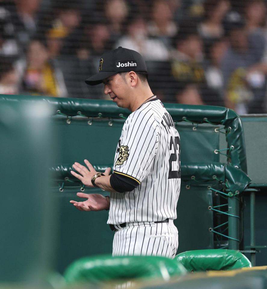 　７回の攻撃を終え、選手交代を告げた藤川監督はベンチに戻る（撮影・北村雅宏）