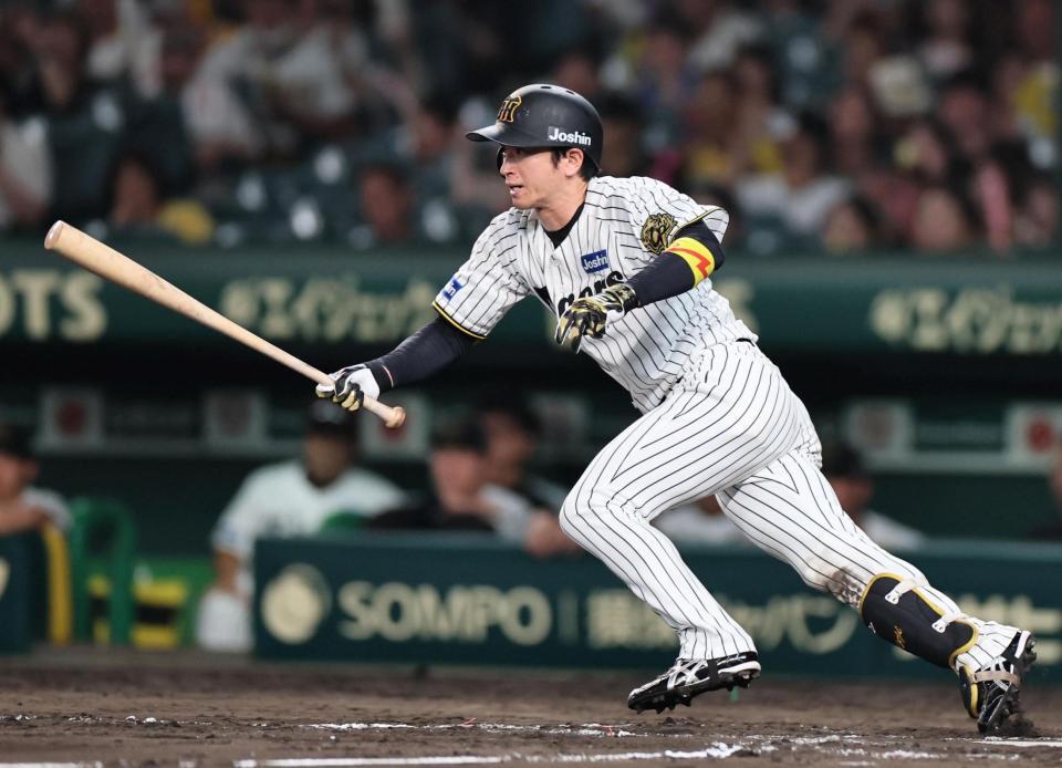 　９回、安打を放つ近本（撮影・田中太一）