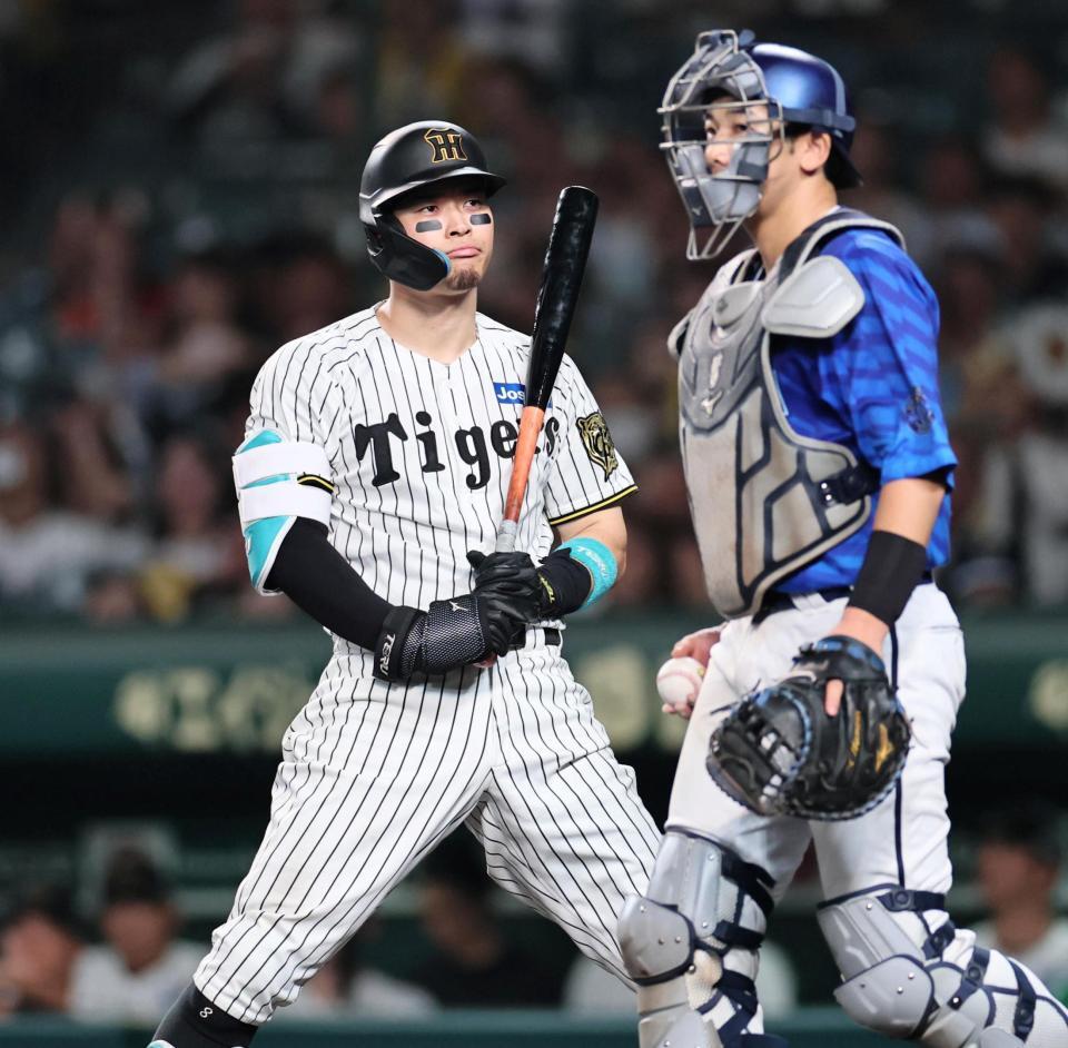 　９回、見逃し三振に倒れる佐藤輝（撮影・田中太一）