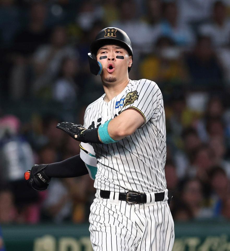 　１回、空振り三振に倒れる佐藤輝（撮影・北村雅宏）