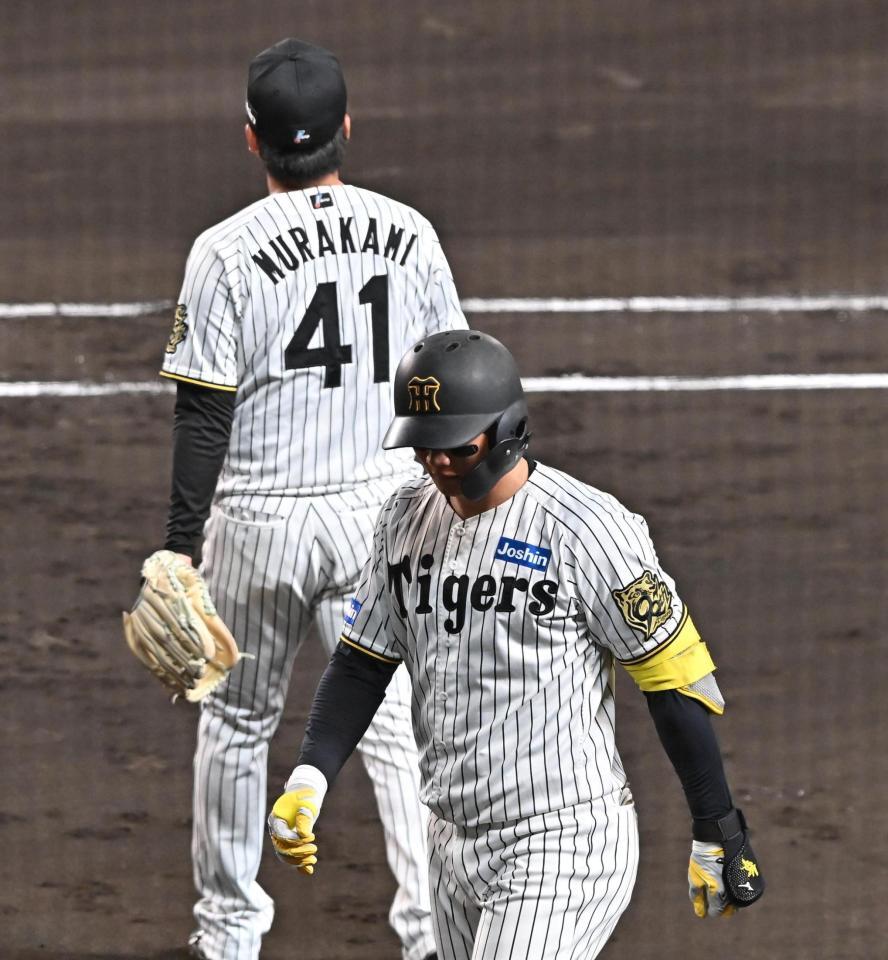 　６回、遊ゴロに倒れベンチに戻る森下（手前）＝撮影・西田忠信