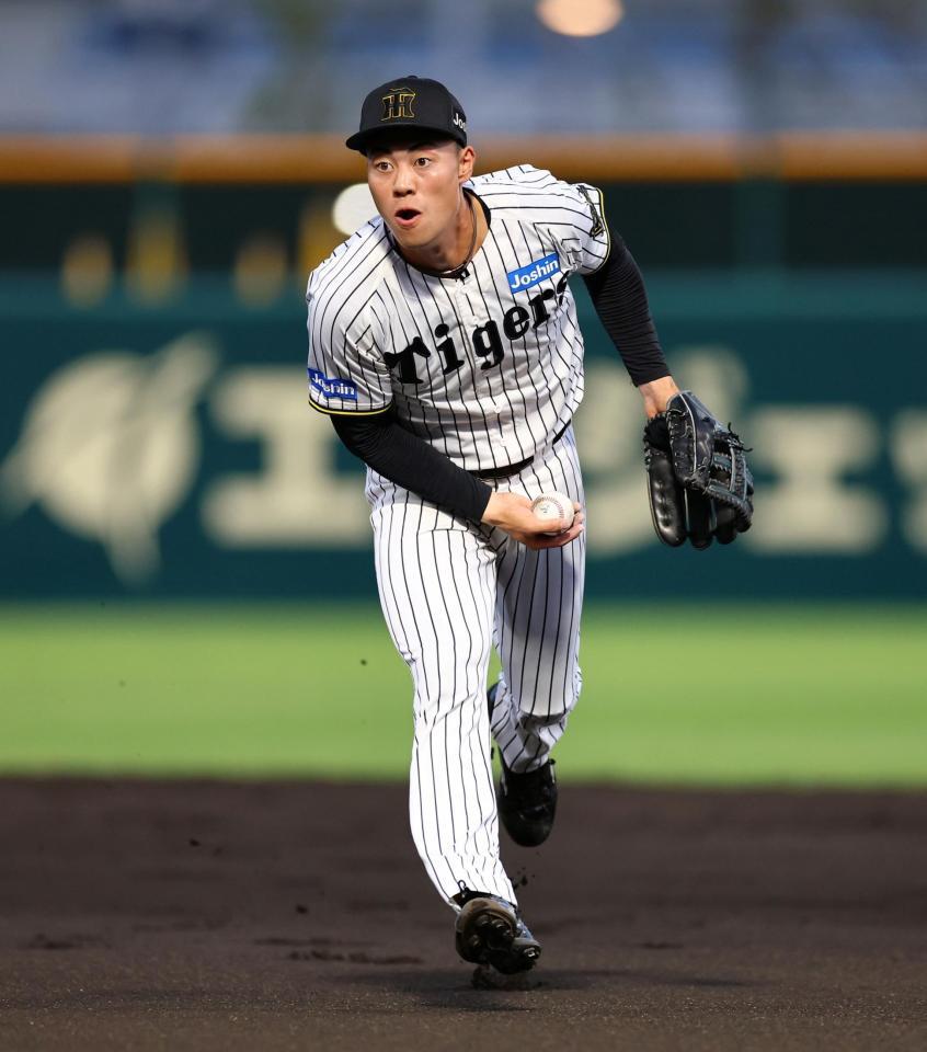 　１回、佐野は、内藤の打球を捕球し一塁に悪送球し失点を許す（撮影・山口登）