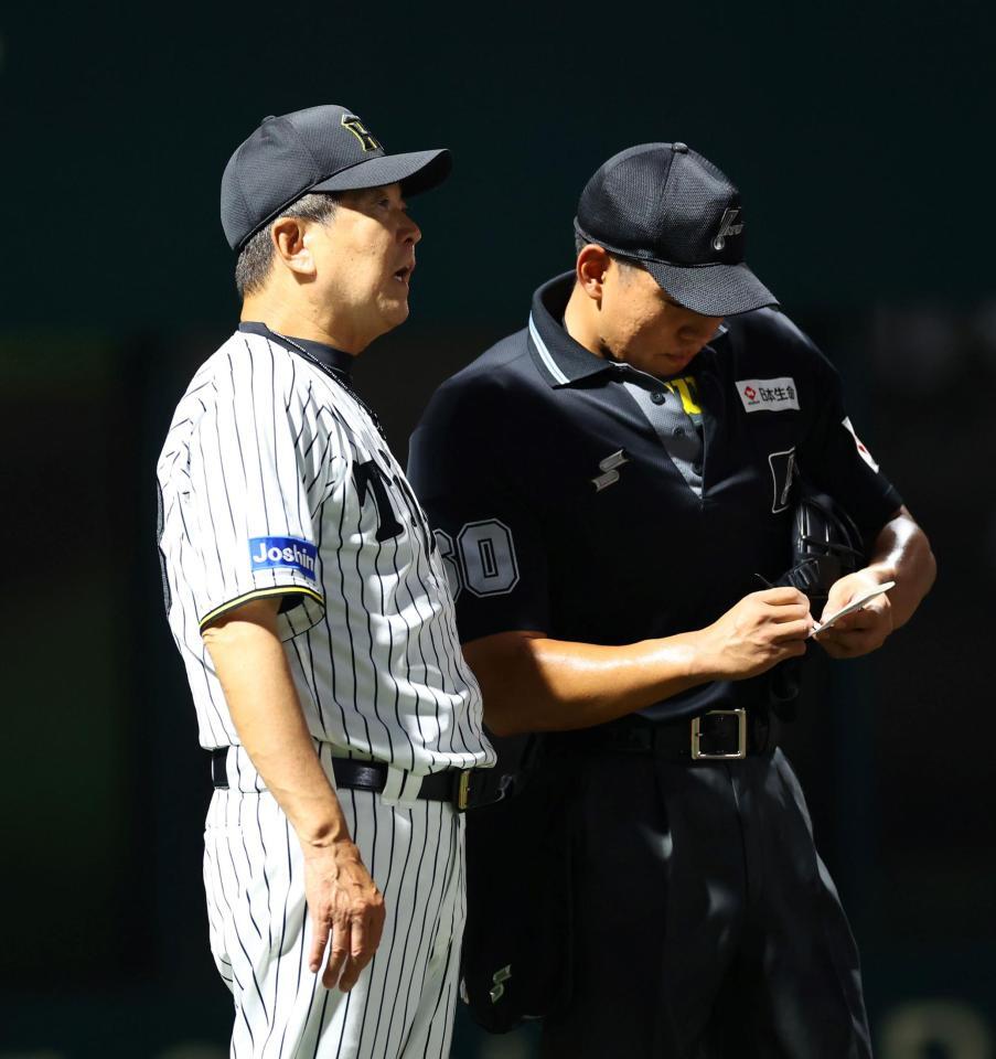 　８回、投手交代を告げる平田２軍監督（撮影・山口登）