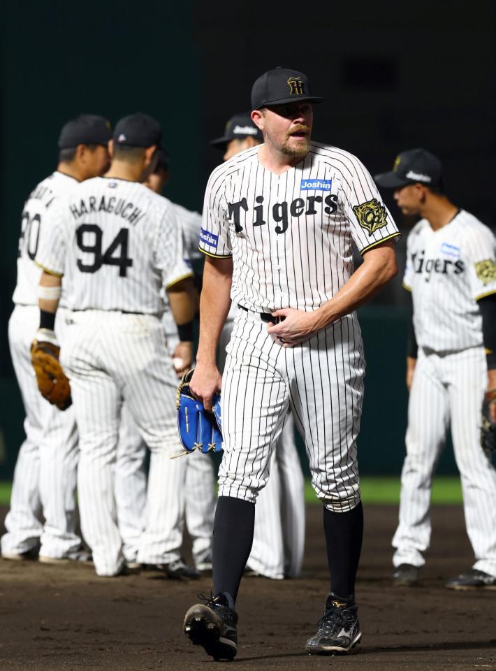 　５回途中、７失点で降板するビーズリー（撮影・山口登）