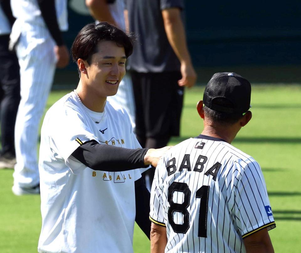 　２軍に合流した小幡（左）＝撮影・山口登