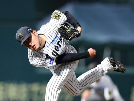 　８回、力投する小川（撮影・山口登）
