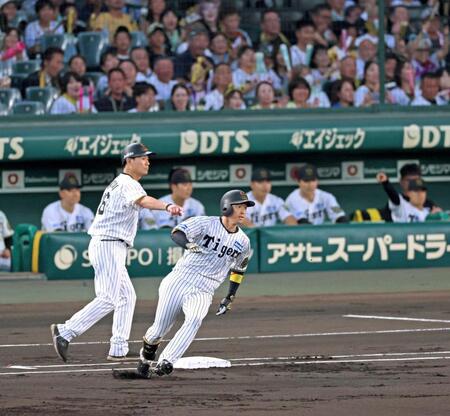 　１回、左前打を放ち二塁をうかがう近本（撮影・立川洋一郎）