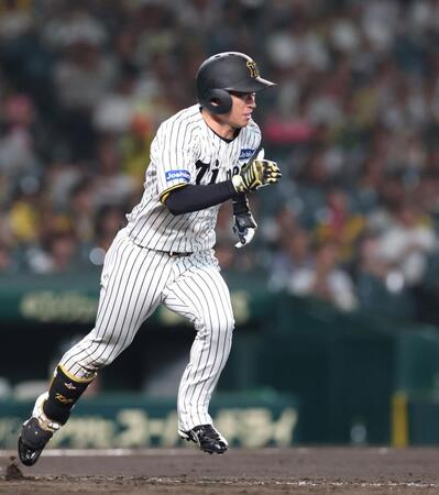 　９回、ゴロを放った近本は激走し、内野安打をもぎ取る（撮影・北村雅宏）