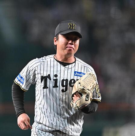 　２回、佐野に先制適時二塁打を許した村上（撮影・西田忠信）