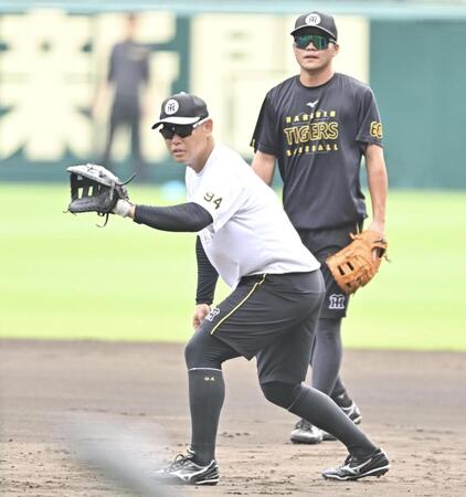 　１軍に合流し、守備練習する原口（手前）＝撮影・西田忠信