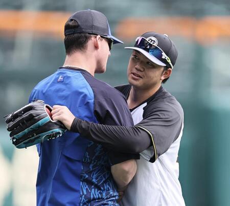 　１軍に合流した楠本（右）はオースティンと抱き合う（撮影・田中太一）