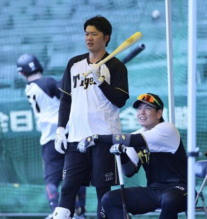 　１軍に合流した楠本。右は梅野（撮影・田中太一）