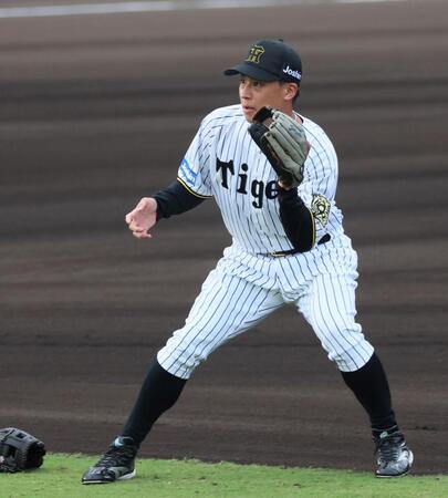 　シートノックで二塁を守る植田（撮影・立川洋一郎）