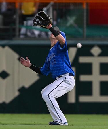 　１回、蝦名は佐藤輝の飛球を捕れず先制２塁打にする（撮影・西田忠信）