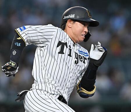 　１回、左越えの打球で激走する梅野（撮影・西田忠信）